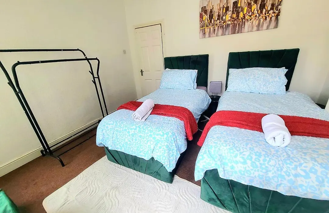 Business Friendly 2Br House Sleeps 5, Wi-Fi, Workspace & Free Parking-1