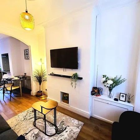 Business Friendly 2Br House Sleeps 5, Wi-Fi, Workspace & Free Parking-3